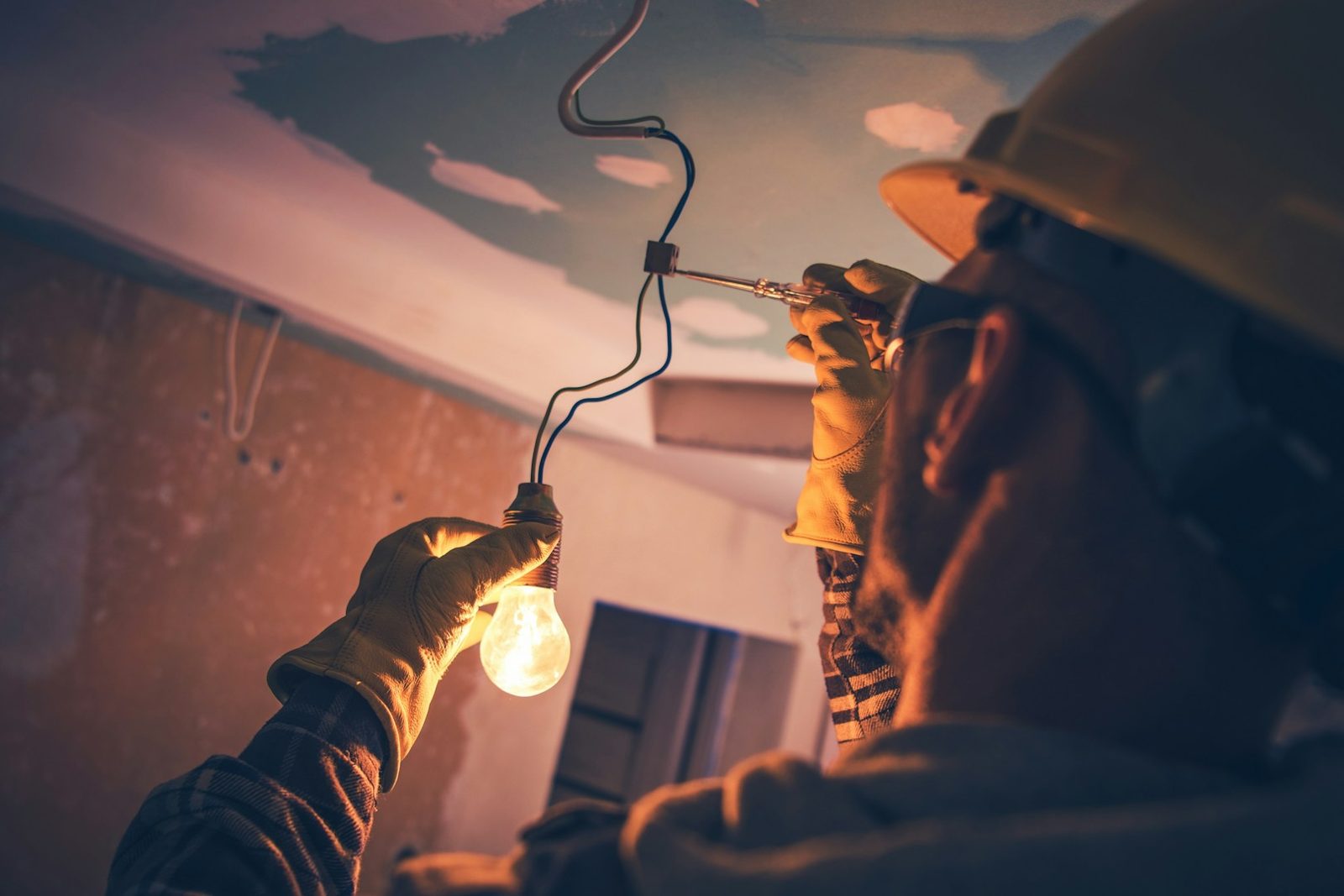 Elektriker montiert eine Leuchte